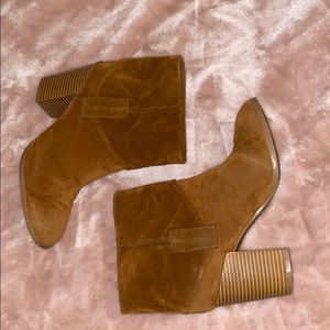 Heeled ankle booties (brown)